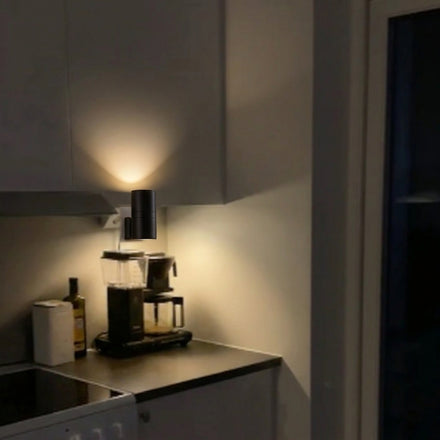 Lumélia noire dans une cuisine le soir