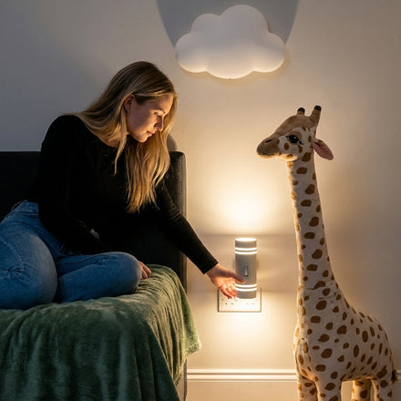 Lumélia grise en veilleuse dans une chambre d'enfant